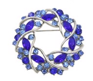 Broche - sølv cirkel med et væld af blå glitrende sten 